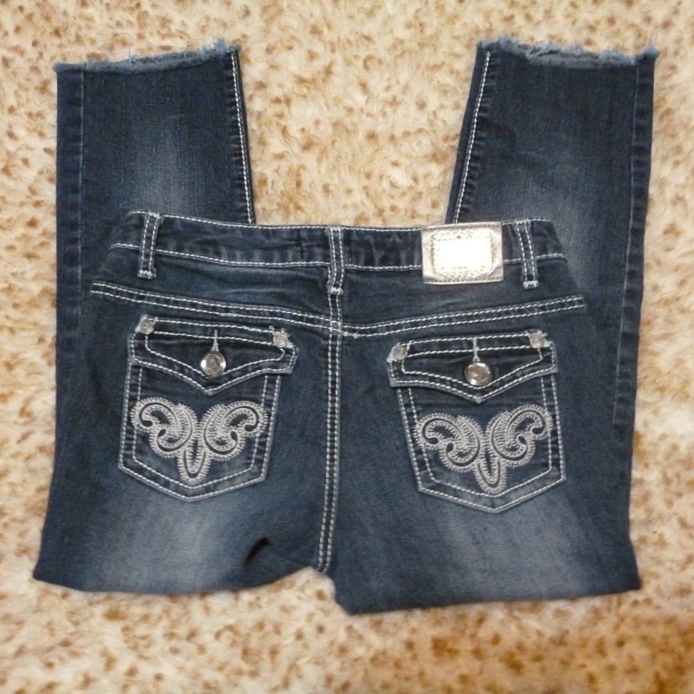 12K USA Nice crop jeans with raw hem & embroidered pockets